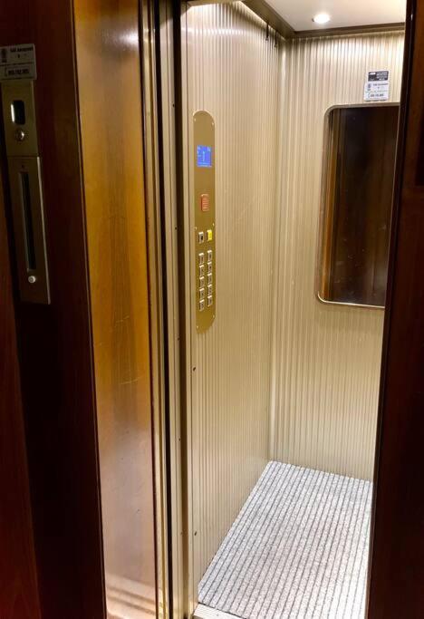 Luxury 1 Bedroom Apartment, Close To San Siro, Fiera And 10 Min Metro To Duomo Milan Luaran gambar