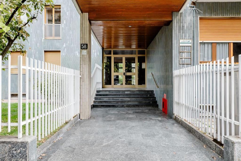 Luxury 1 Bedroom Apartment, Close To San Siro, Fiera And 10 Min Metro To Duomo Milan Luaran gambar
