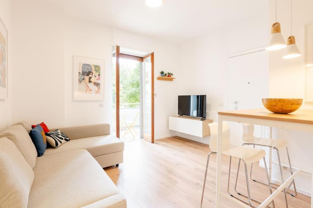 Luxury 1 Bedroom Apartment, Close To San Siro, Fiera And 10 Min Metro To Duomo Milan Luaran gambar