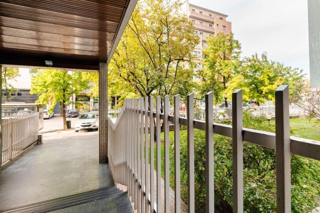 Luxury 1 Bedroom Apartment, Close To San Siro, Fiera And 10 Min Metro To Duomo Milan Luaran gambar
